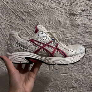 Asics sneakers - I väldigt fint skick, skulle säga 9/10 för ej använda alls mycket kanske 3 ggr. Otroligt bekväma!