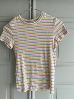 Randig tröja - En randig tröja från monki