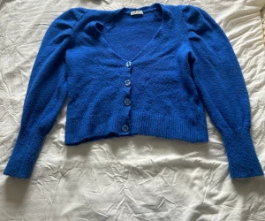 Kofta - Superfin kornblå kofta från Stradivarius, lite nopprig 🫶