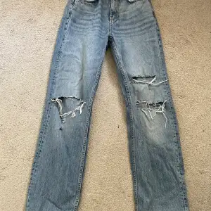 Blå Jeans med hål från Gina tricot i storlek 34, nypris 500 ungefär💓