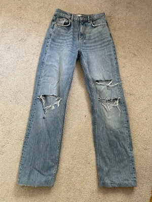 Gina 90s high waist perfect jeans - Blå Jeans med hål från Gina tricot i storlek 34, nypris 500 ungefär💓