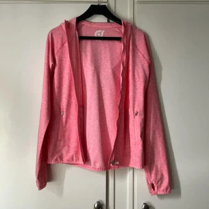 Träningsjacka  - Har endast använts fåtal gånger. Kontakta för frågor 😊