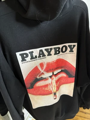 Playboy hoodie - Älskar denna, tyvärr lite stor::