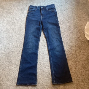 Mörkblå jeans - Mörkblå jeans som är i super bra skick och aldrig blivit använda. Högmidjade jeans med bootcut.