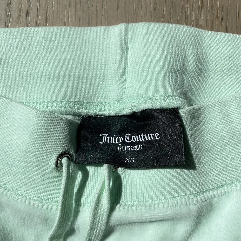 Säljer dessa juciy couture short som jag knappt använt! Så i helt fint skick! Nypris: 500kr mitt pris: 280kr🫶🏻. Shorts.