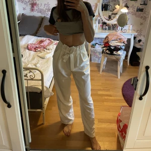 Vita byxor  - Vita luftiga sköna byxor, från bokbok. Stl S men stor i storleken, passar bäst på M.  Jag är 170 cm lång, för mer bilder och mått kontakta mig 💗 Använda Max enstaka gång Material: 95% polyester 5%Spandex