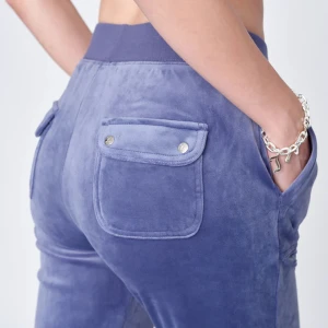 Juicy couture byxor - Jag säljer mina juicy byxor i färgen grey/blue eftersom de ej kommer till användning längre och även är lite för stora för mig. Kom privat för fler bilder:)