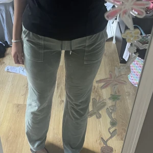 Juicy couture  - Hej! Säljer mina juicy byxor som är köpta för ungefär ett halvår sedan, de är tyvärr för små på mig så behöver sälja. Köpte de för 1 200 och säljer för 800 + frakt. Pris kan diskuteras!