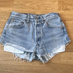 Levi’s shorts 501 - Strl utsuddad, hemsidan jag köpte dom på sa strl 24. Säljer dom för dom blivit för små..