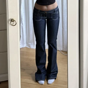 vintage jeans - (lånad bild) säljer ett par jätte snygga lågmidjade jeans som jag köpte från plick men var tyvärr för små, innerbenslängden är 89cm och midja 80cm, skriv till mig privat för egna bilder❤️