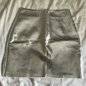 Silvrig kjol - Kjol från H&M i stl 34. Prislappen sitter kvar.