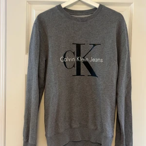 Calvin Klein sweatshirt  - Säljer nu min CK tröja då den inte kommer till användning. Bra skick, nypris 999kr