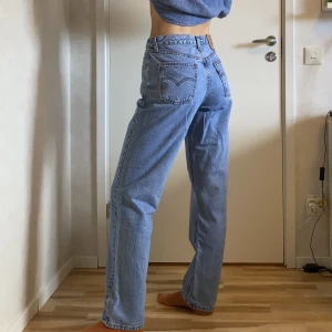 Levis 501 jeans  - Säljer dessa Levis 501 jeansen i storlek W30 L32. De är vintage och köpta på plick. Bra längd på mig som är 174. Jättefina i kvalitén och har inga slitningar eller fläckar. 