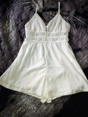 Vit Jumpsuit / Shortsdress  - Helt ny, aldrig använd. Saknar prislapp dock. Normal i storleken. Stl. XS