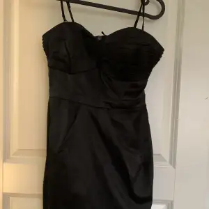 En så snygg figursydd svart festklänning som bara är använd bara 1 gång!! Precis som ny utan några slags skador! Vintage och helt slutsåld! Köparen står för frakten.