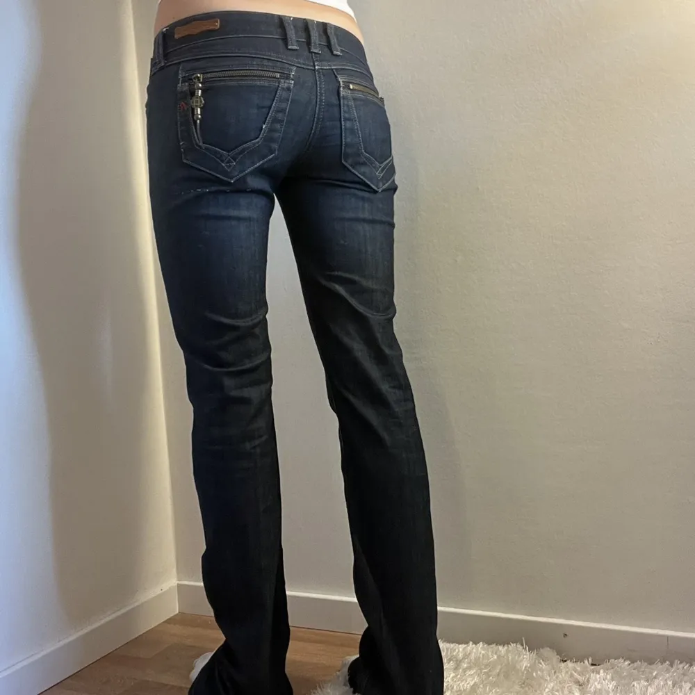 Säljer dessa jättesnygga lågmidjade replay jeans med coola detaljer.⚡️ Innerbenslängden är 84cm. Hör av dig om du har frågor eller vill ha mer bilder.💓. Jeans & Byxor.