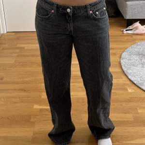 Skitsnygga gråa/svarta jeans från weekday i modellen arrow, säljer då dom inte riktigt är min stil (har vanligtvis 25/32 men dessa är 28/32 så de sitter lite baggy på mig)