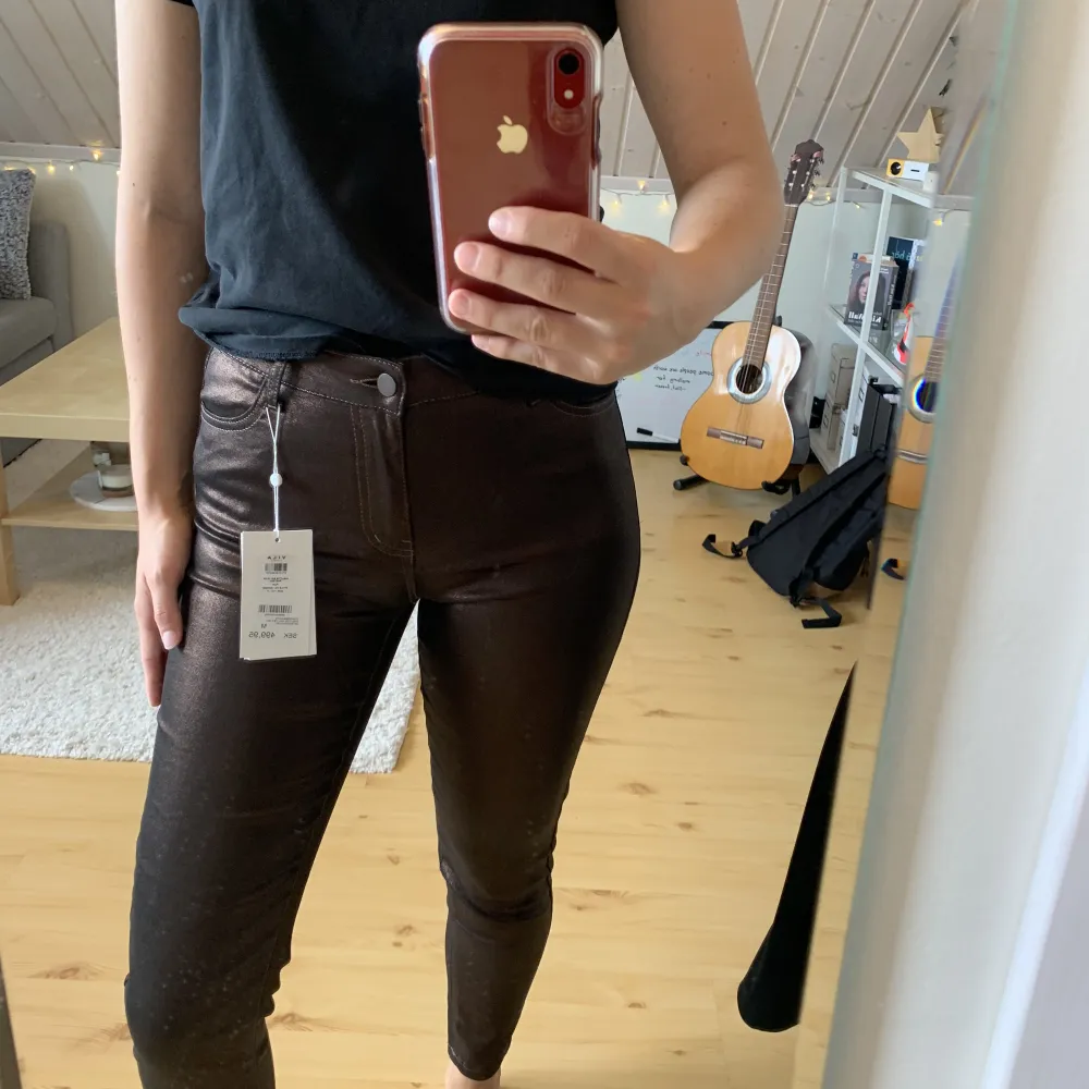 Helt oanvända brons färgade byxor från Vila. Lappen är kvar!! Bra med stretch i dem:). Jeans & Byxor.