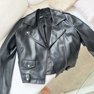 Skinnjacka  - Skinnjacka från Zara. Säljer pga för liten för mig. Storlek M men skulle säga att den passar S då jag vanligtvis är M. 