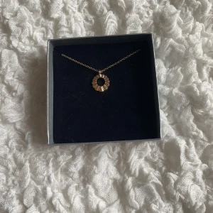 Halsband - Ett jättefint halsband som inte kommer till användning. Säljer även ett matchande armband💕