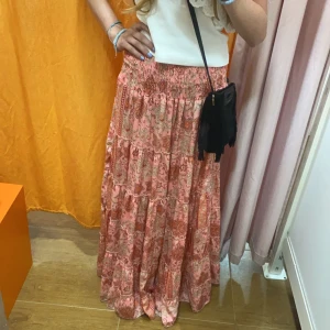 Långkjol - Funderar på att sälja denna långa supersnygga kjol eftersom den inte används som jag tänkte mig💓Köpte den i stan i Spanien och storleken är One size men den passar mig som brukar ha xs! Hör av er vid frågor osv💕