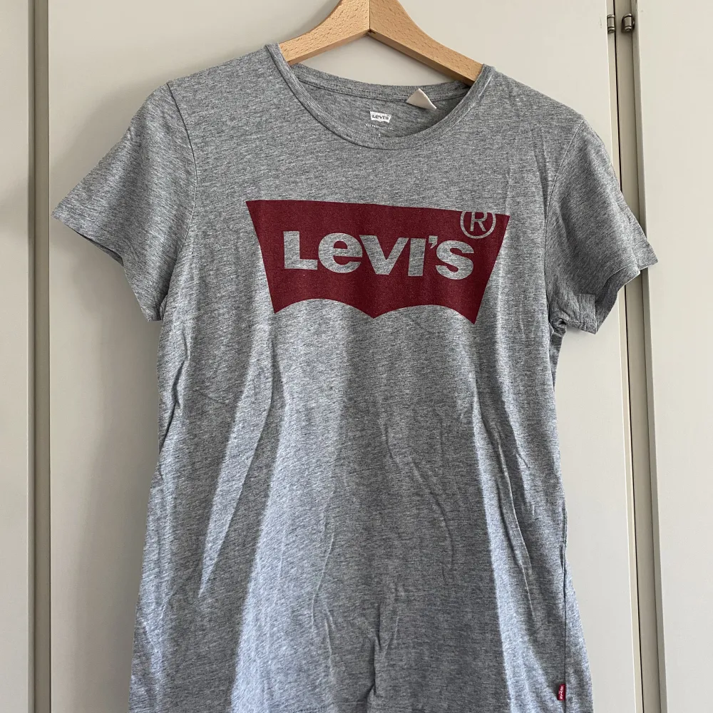 Snygg grå Levis T-shirt. T-shirts.