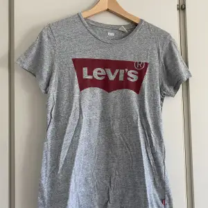 Snygg grå Levis T-shirt