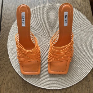 Klackar - Skitsnygga Klackar från NAKD. Aldrig använda. Säljer pga inte riktigt min stil just nu. Storlek 41 men passar 39-41 skulle jag säga.