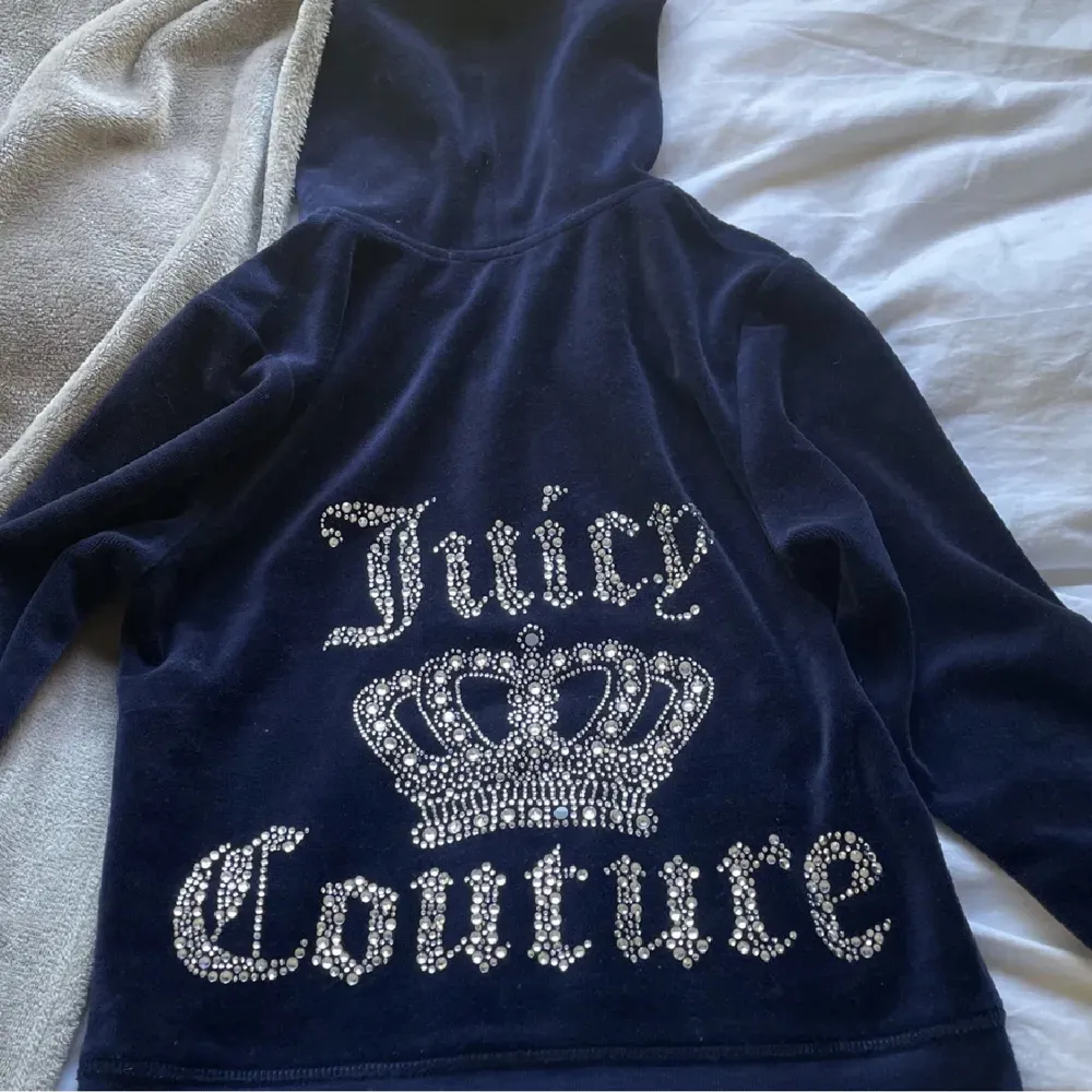 Fin juicy hoodie med cool baksida ,bra skick 💗 Säljer då den e för liten för mig. Tryck på ”kontakta” om intresserad 🤗 300 + frakt via plick är frakt 39 kr annars 60kr👍 . Hoodies.