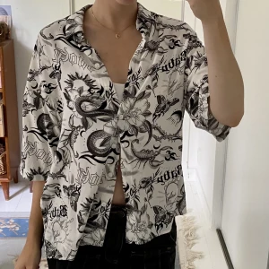 Vit skjorta med mönster - Supercool vit skjorta med svarta mönster på. Jättebekväm och oversize men passar inte min stil längre. 