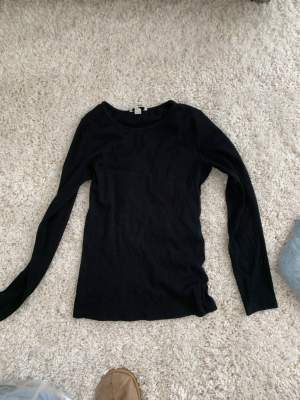 Två stycken tröjor i samma modell i svart & vitt, från h&m. Använda någon enstaka gång. Bra skick och stretchiga, passar M och nedåt. Köparen står för frakt