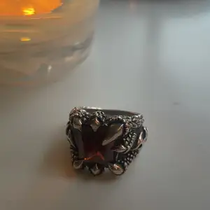 red blackstone ring i stainless steel, köpt på sweden rock tyskland vad jag minns för ungefär 500-600 kr för ett år sen. den är i bra skick, skriv privat för fler bilder :) skriv för pris förslag, säljer för den inte används