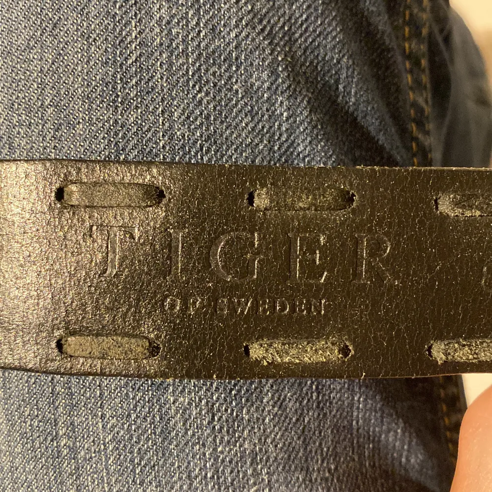 Säljer min killes tiger of Sweden bälte i svart och silver då han knappt använder det längre, väldigt bra skick och är 85 cm långt! Nypris 1299kr! 🫶. Accessoarer.