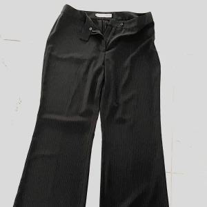 Oanvända kostymbyxor  - Vintage lågmidjade randiga kostymbyxor i nytt skick, strl. 46/48. Hade även funkat som en oversized strl. L.💫  OBS! Köparen står för frakten!