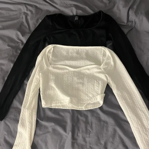 Två långärmade tröjor  - Jag säljer dessa i par, den vita tröjan är i stolek S och den svarta i xs, men jag skulle säga att båda är som stolek XS. Aldrig använt dom ❤️