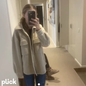 Höst jacka!  - Hej, tänkte sälja den här super fina jackan från Gina tricot. Den är i stolek xs men passar någon xs\s. Köpte förra året så tror inte den finns kvar. Ingen defekt utan nyskick!! Nypris 500 kr säljer för 200 🥰 hör av er vid intresse! Pris går att diskutera