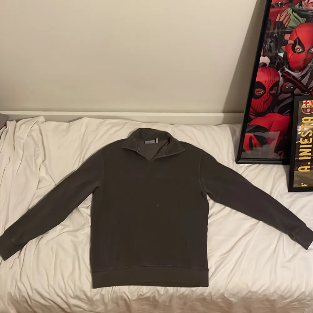 Mörkgrå långärmad tröja från Weekday i storlek XS (Vuxen) och köpt för 420kr. Hoodies.