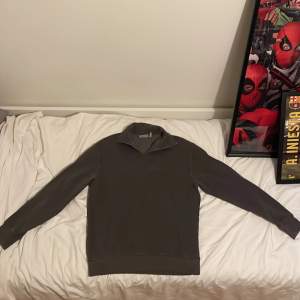 Mörkgrå långärmad tröja från Weekday i storlek XS (Vuxen) och köpt för 420kr