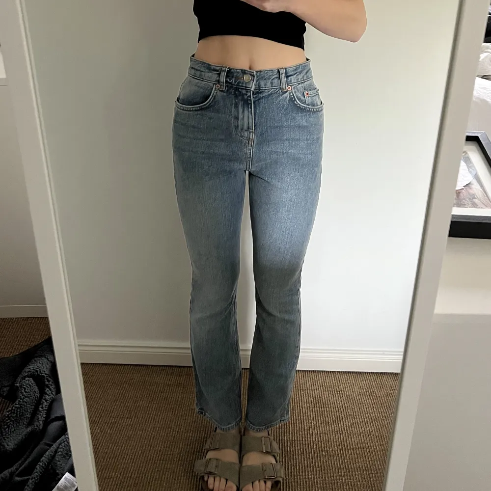 blåa jeans från asos som passar mig som är 166cm. är i modell petite o längd 28. . Jeans & Byxor.