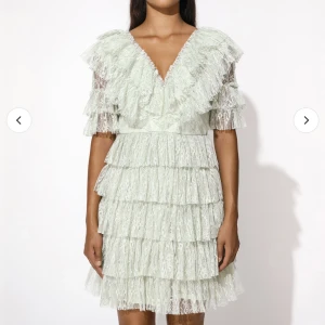 By Malina klänning  - Säljer min fina klänning från By Malina i storlek M. Passar även mig som har storlek S. Har endast använt den en gång, så klänningen är i perfekt skick! Köpt för 2500kr.