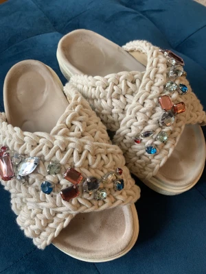 Inuikii Tofflor - Inuiikitofflor, vita, köpta på scorett. Jättesköna OCH fina men använder för sällan. 💓har fler bilder. OBS! Storlek 39 men jag har egentligen 38!!! Aningen små i storlek.  Frakt tillkommer! 