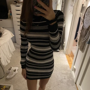 Klänning  - Fin, tajt ribbad klänning🤍