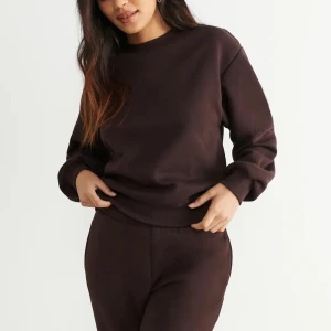 Sweatshirt - Basic brun sweatshirt från ginatricot, använd fåtal gånger💕 köparen står för frakten