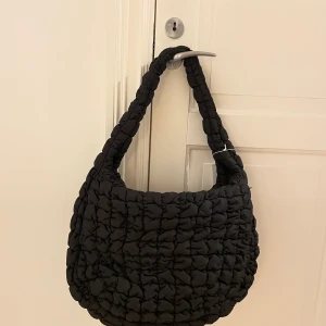 COS oversized väska - Helt ny! Prislapp kvar. Ligger även ute på andra sidor.  Säljer för 1200 vid snabb affär