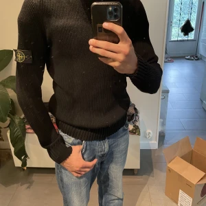 Stone Island turtleneck - Svart Turtleneck från Stone Island. Tröjan är tjockt stickad och varm o skön. Mjuk i materialet så den sticks inte alls. Bara använd några gånger, i väldigt bra skick. Nypris ligger på 3500-4000kr. Fråga på om det är något ni undrar!