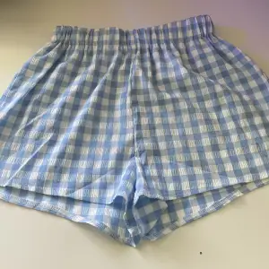 Rutiga shorts som är köpta från shein. Jätte bra skick och är använda få gånger ❤️Kontakta om ni har några frågor❤️