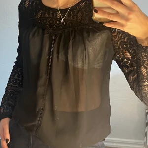 Blus - Svart blus med spets på ärmarna💋 Köpt på vila