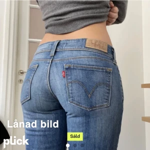 Levis jeans - Lågmidjade jeans i bra skick! Köpta här på Plick och säljer då dem inte andvänds längre! Direkt köp 400kr🌸