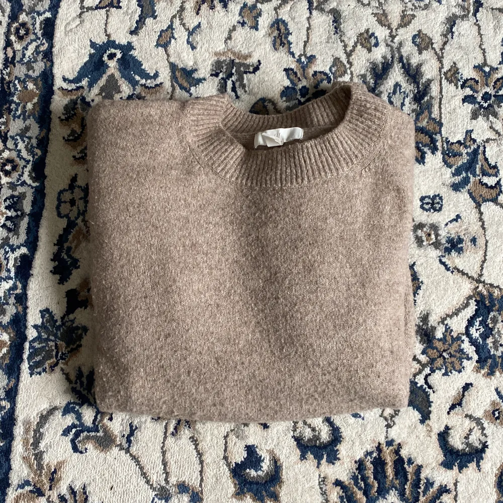 beige tjocktröja. Storlek XS. Stickat.