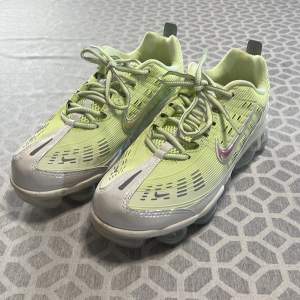 Ljusgröna Nike Vapor Max 360 sneakers i storlek 40. Knappt använda och säljer för att de inte passar mig. 